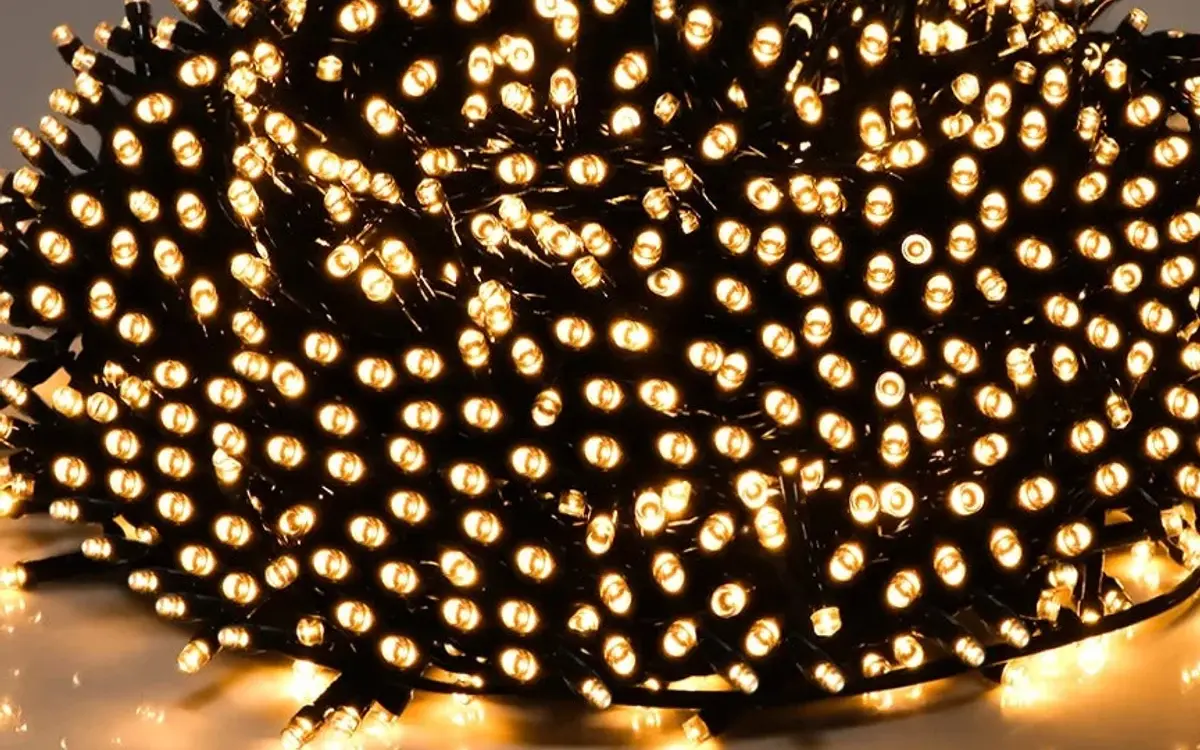 Warmweiss leuchtende LED-Lichterkette, zu einem Ring aufgerollt